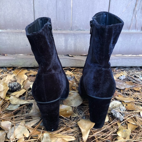 Boutique black velvet trendy circle block booties - Picture 6 of 8